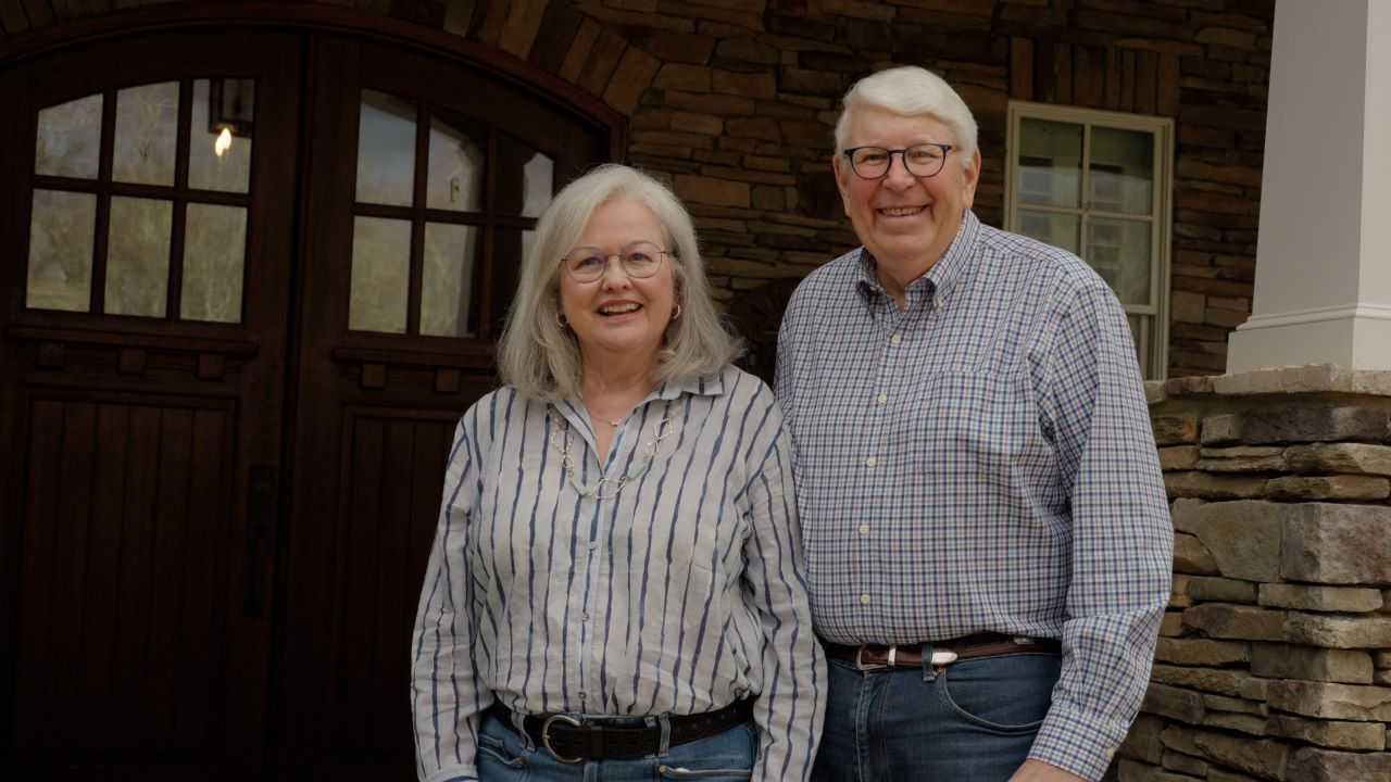 Bill and Linda Lee smiling for a photo