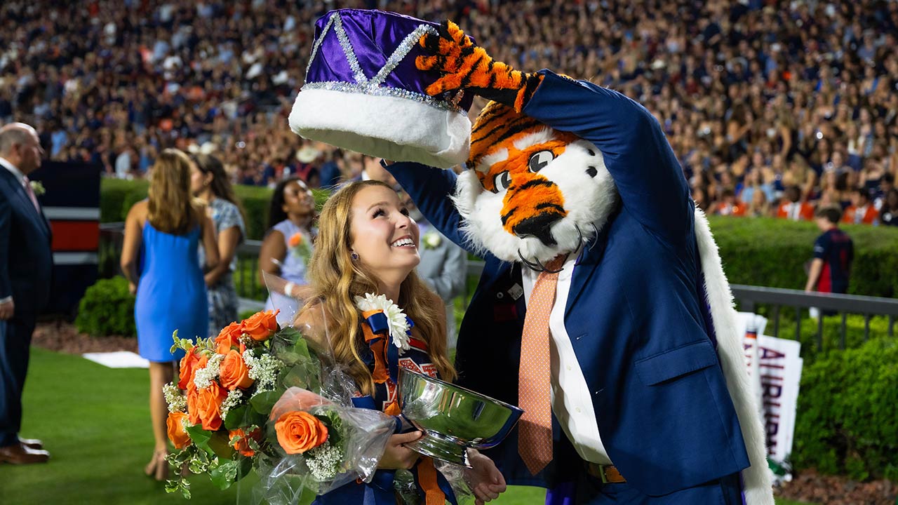 Miss Homecoming is crowned by Aubie