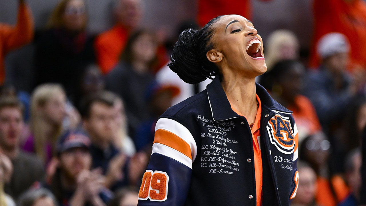 Auburn alumna DeWanna Bonner is yelling with a crowd behind her.