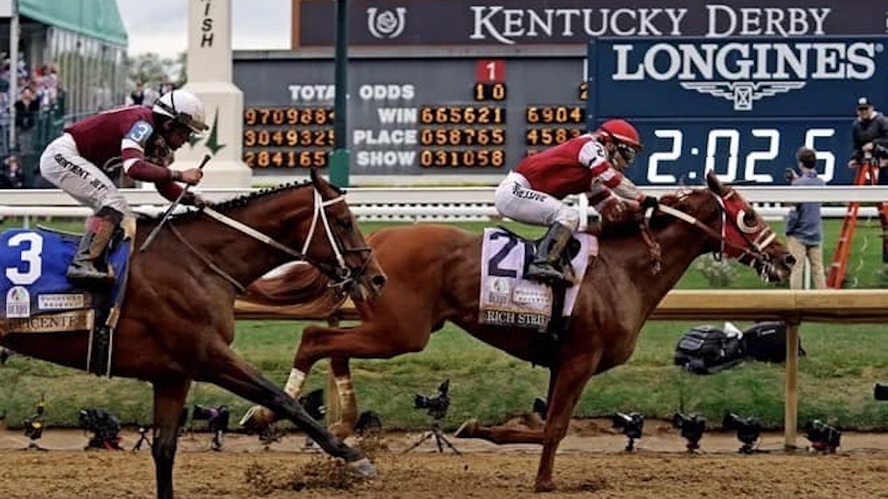 2 horses with jockeys racing in Kentucky Derby