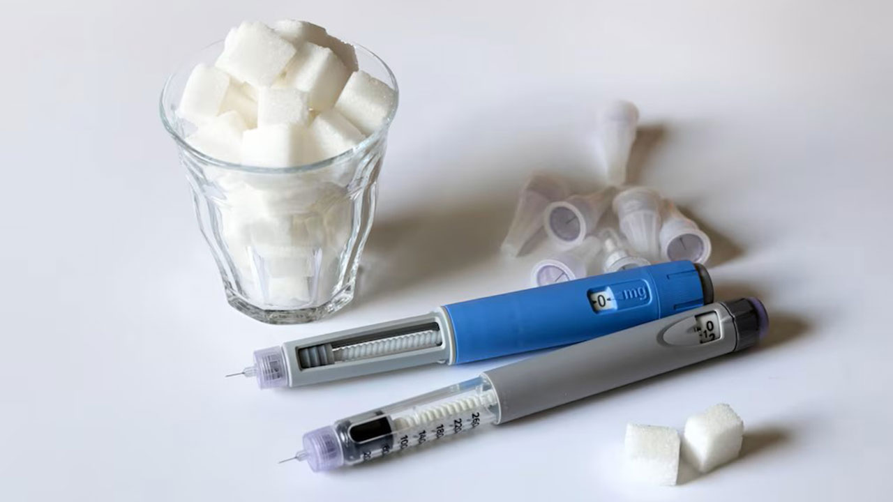 A stock image of an insulin shot and sugar